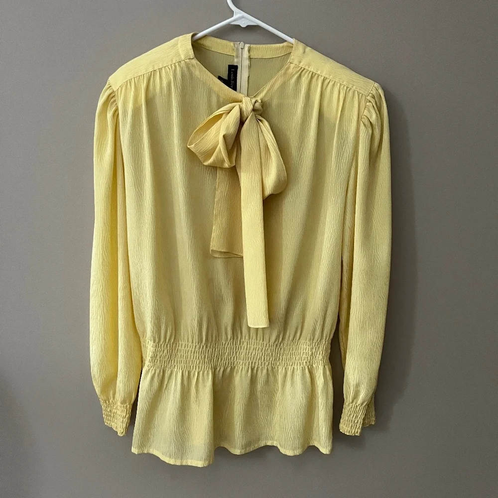 Beautiful silk, bow tie blouse in soft yellow. Louis Feraud, size 10 - Picture 1 of 6